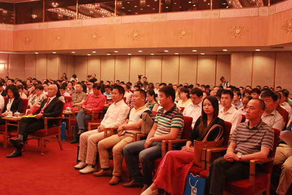 安邦集團(tuán)董事長(zhǎng)李貽連應(yīng)邀出席電供暖專業(yè)委員會(huì)成立大會(huì)(圖2)